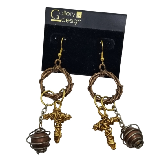 GALLERY DESIGN VINTAGE BRUTALIST WIRE DESIGN GOLD & BRONZE CROSS HOOK EARRINGS - Picture 1 of 4